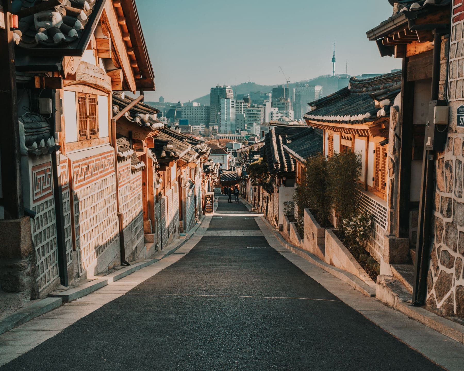 Улочка между ханоками в Пукчоне, вдали башня N Seoul Tower