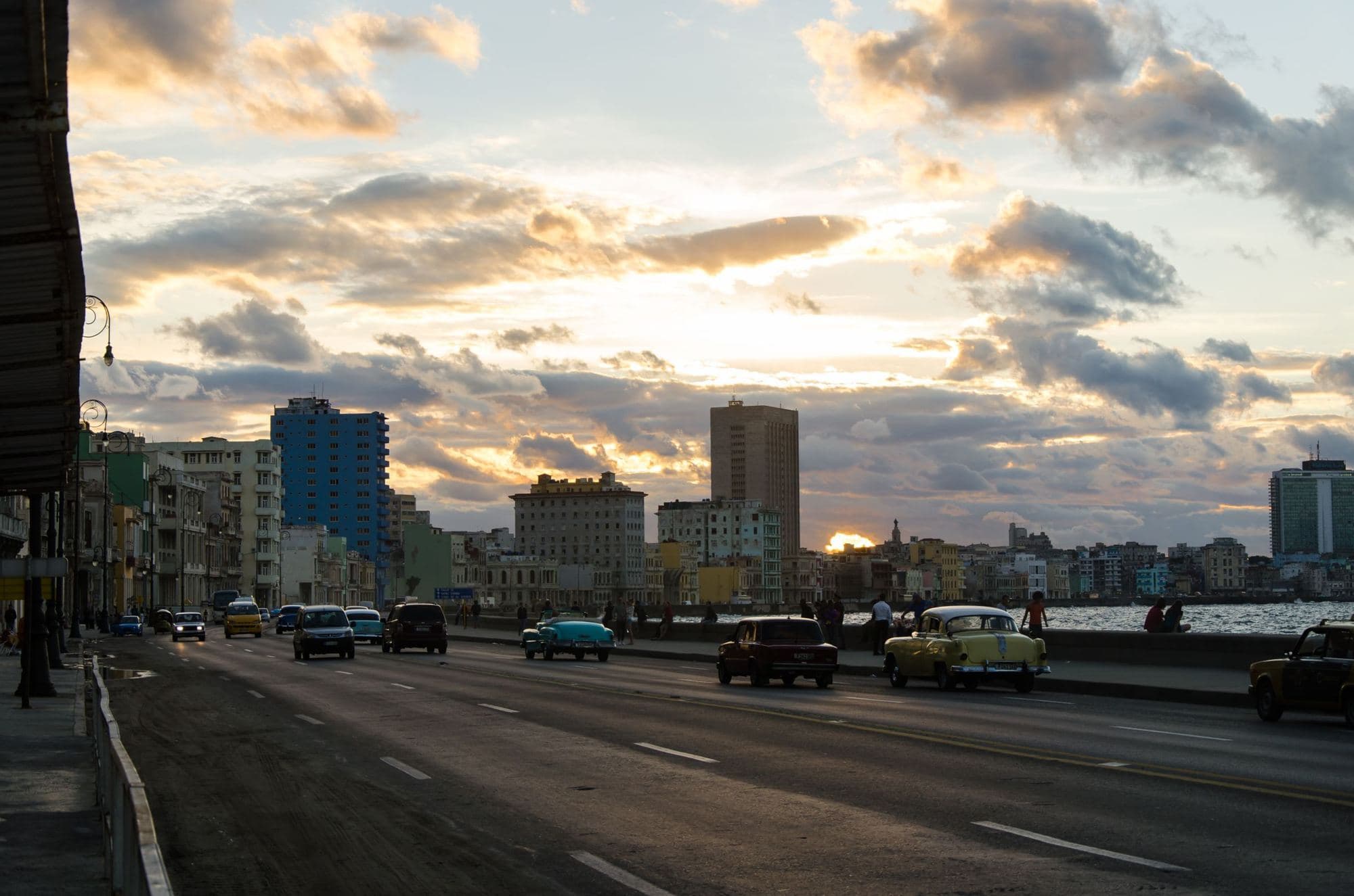 Набережная Малекон в Гаване на закате, ретро-автомобили