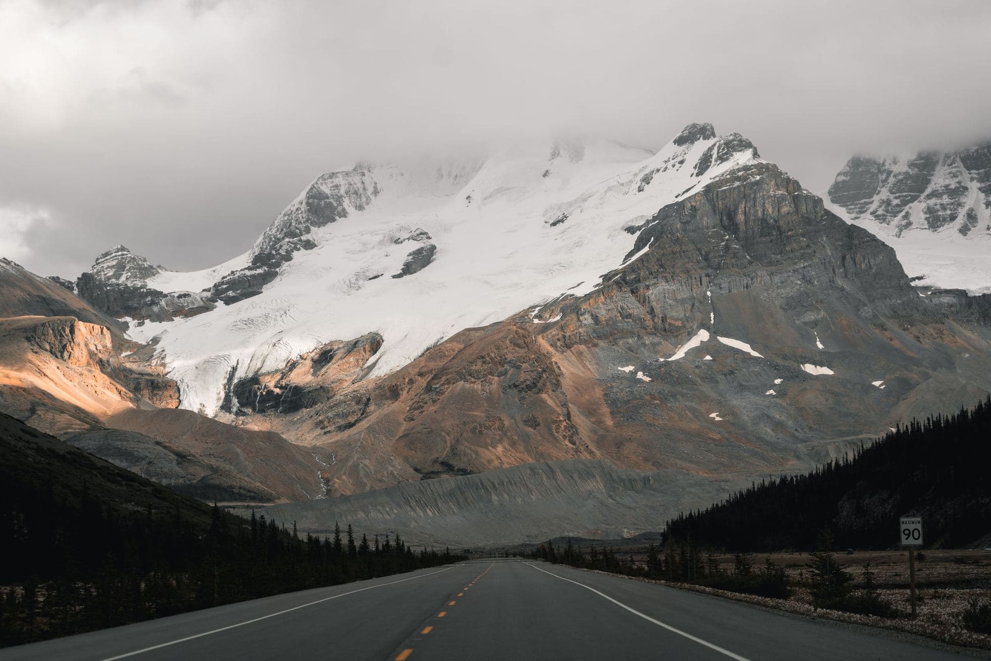 Дорога Icefields Parkway у ледника Атабаска (поле Колумбия), Джаспер